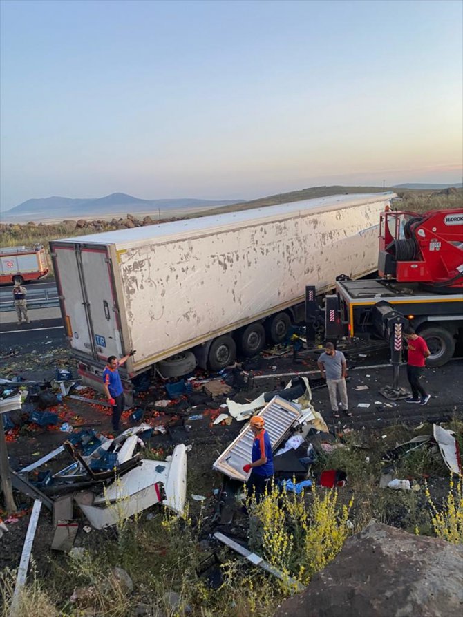 Kamyonun park halindeki kamyona çarpması sonucu 1 kişi öldü, 2 kişi yaralandı