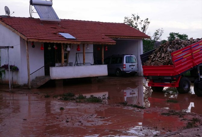 Kırıkkale'de sağanak nedeniyle dereler taştı, ev ve ahırları su bastı