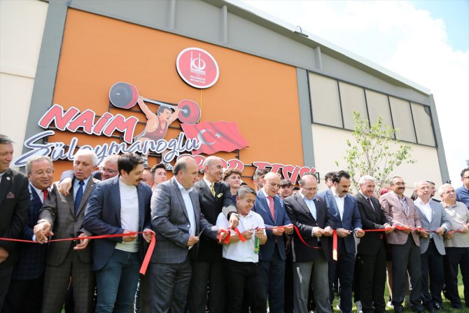 Naim Süleymanoğlu Kapalı Spor Salonu hizmete açıldı