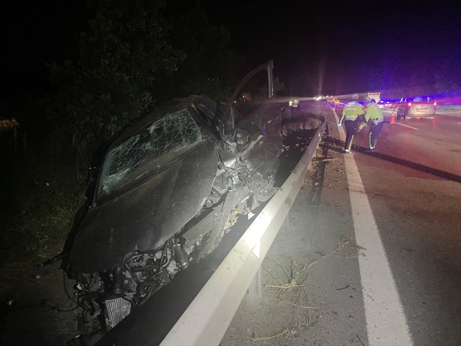 Otoyolda kaza yaptığı için otomobilinden inen sürücü, araç çarpması sonucu öldü