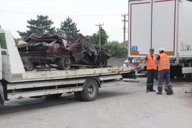 Sakarya'da tıra çarpan otomobilin sürücüsü hayatını kaybetti
