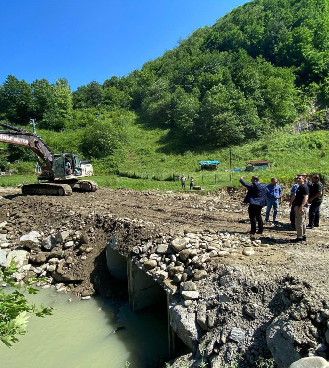 Sinop'ta sağanak sonrası zarar gören köy yolları onarılıyor