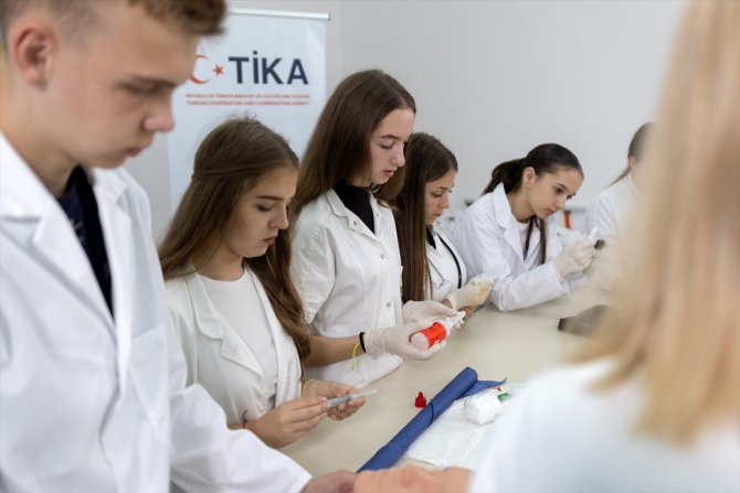TİKA'dan Bosna Hersekli lise öğrencilerine sağlık atölyesi desteği