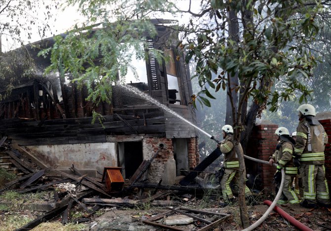 Üsküdar'da ahşap binada çıkan yangın söndürüldü