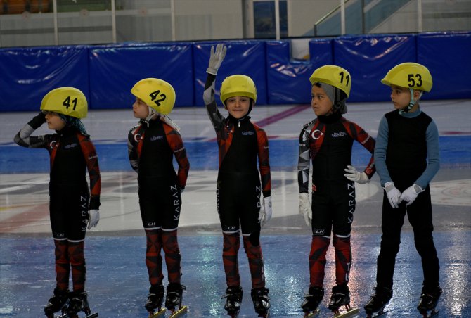 6 yaşındaki Emir, ağlayarak başladığı sürat pateninde Türkiye şampiyonu oldu