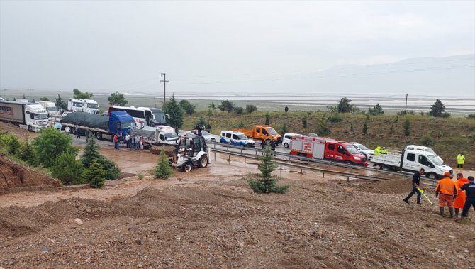 GÜNCELLEME - Afyonkarahisar'da heyelanda iki araç toprak altında kaldı, 1 kişi öldü, 1 kişi yaralandı