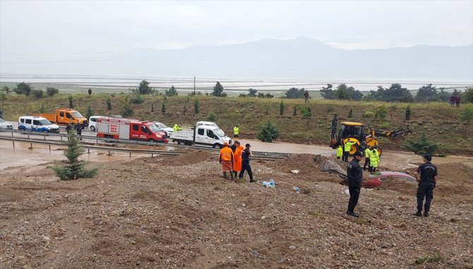 GÜNCELLEME - Afyonkarahisar'da heyelanda iki araç toprak altında kaldı, 1 kişi öldü, 1 kişi yaralandı