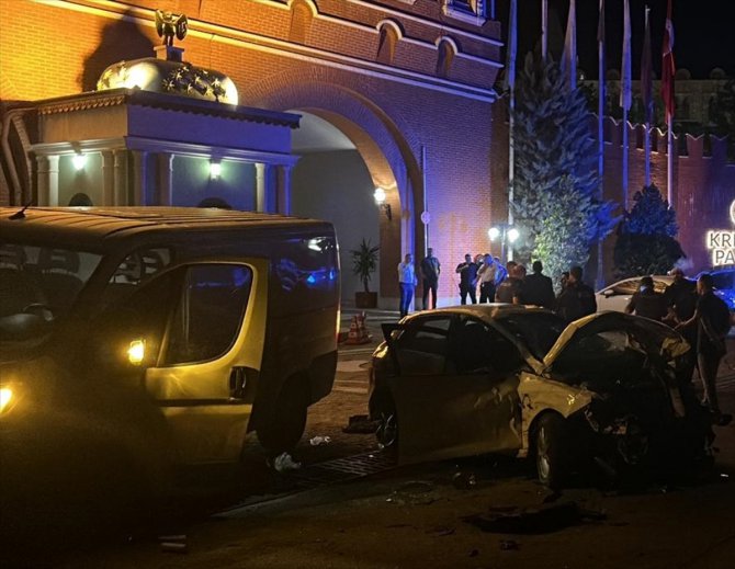 Antalya'da 3 aracın çarpıştığı kazada 1 kişi öldü