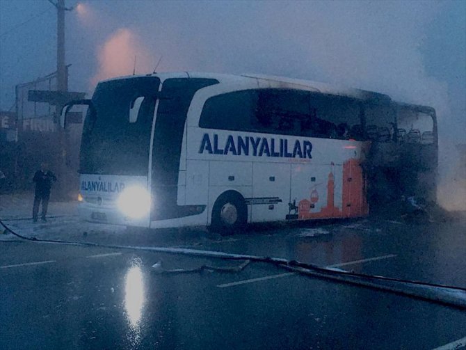 Burdur'da seyir halindeyken alev alan yolcu otobüsü kullanılamaz hale geldi