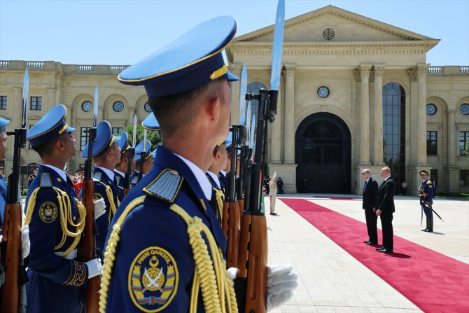 Cumhurbaşkanı Erdoğan, Azerbaycan Cumhurbaşkanı Aliyev tarafından resmi törenle karşılandı