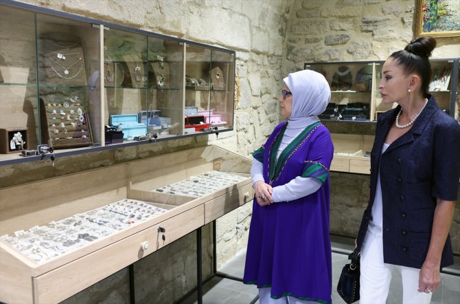 Cumhurbaşkanı Erdoğan'ın eşi Emine Erdoğan, Bakü'de ziyaretlerde bulundu
