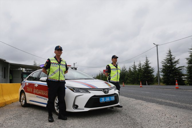 Eskişehir'de jandarma ekipleri trafiği cayrokopterle denetledi