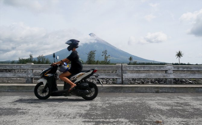 Filipinler'de Mayon Yanardağı'nın çevresinde tahliyeler sürüyor