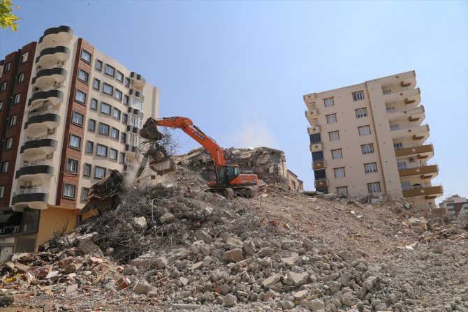 Gaziantep’te ağır hasarlı yapıların yıkımı sürüyor