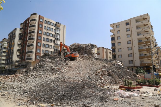 Gaziantep’te ağır hasarlı yapıların yıkımı sürüyor