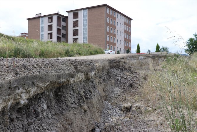 Karabük'te heyelan nedeniyle okul bölgesindeki yolun bir kısmı çöktü