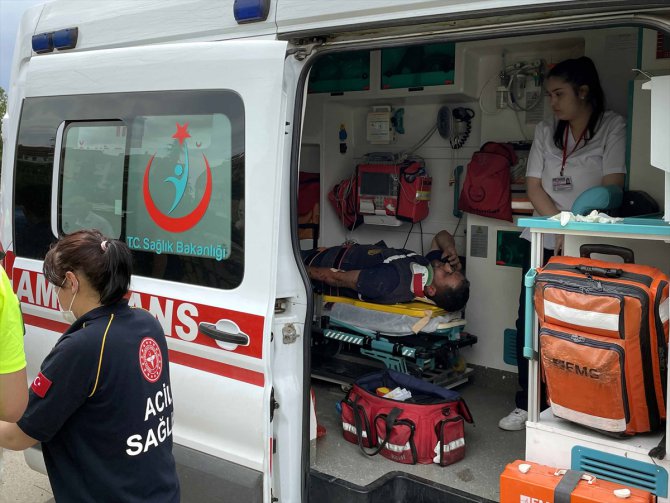 Kırıkkale'de dereye devrilen iş makinesindeki 3 kişi yaralandı