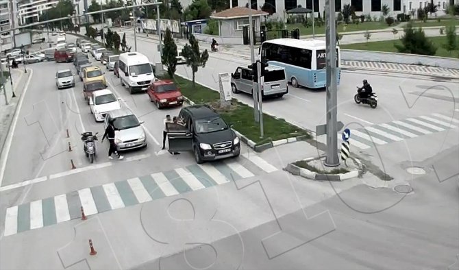 Kütahya'da kırmızı ışıkta bekleyen araçtaki sürücünün eşine saldırı KGYS kamerasında