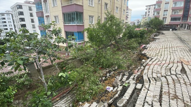 Samsun'da istinat duvarının yıkılmasıyla oluşan boşluğa düşen 5 araç ve tekne zarar gördü