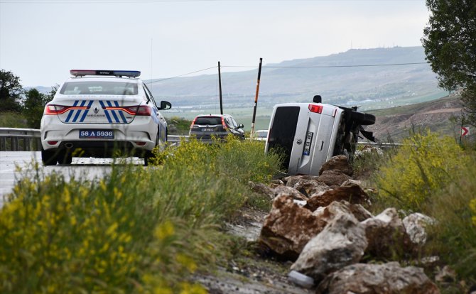 Sivas'ta devrilen minibüsteki 4 kişi yaralandı