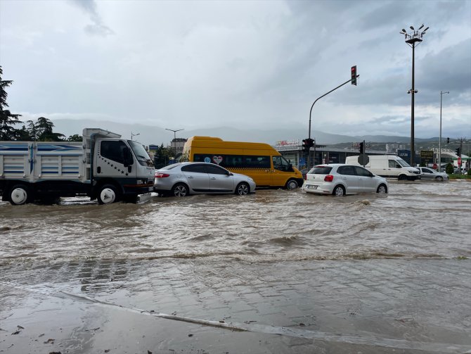Tokat'ta şiddetli yağış taşkına neden oldu