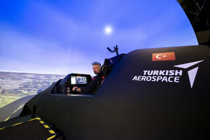 Türk pilotları milli muharip uçak KAAN için simülatörle uçuş eğitimi yapıyor