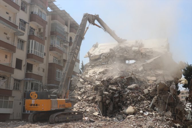 Depremlerden etkilenen Hatay'da ağır hasarlı binaların yıkımına devam ediliyor