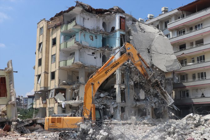 Depremlerden etkilenen Hatay'da ağır hasarlı binaların yıkımına devam ediliyor