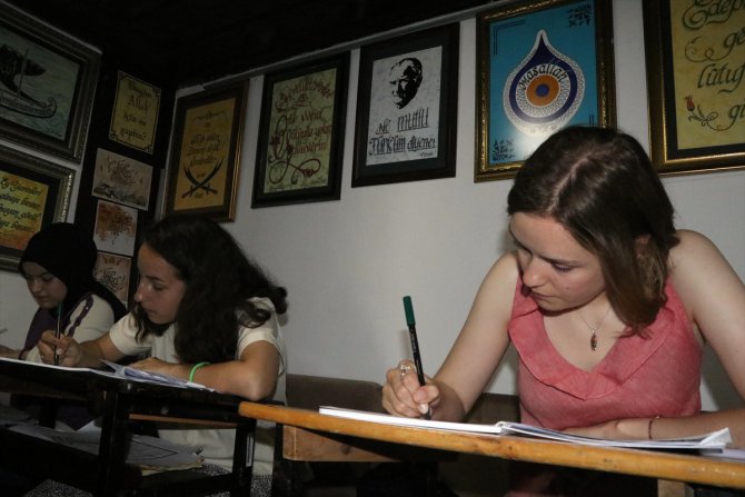 Gönüllülük projesiyle Rusya'dan Çankırı'ya gelen gençler kaligrafi sanatını öğreniyor
