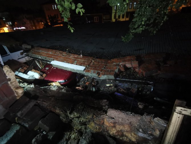 Kastamonu'da istinat duvarının yıkılması sonucu 6 araç hasar gördü
