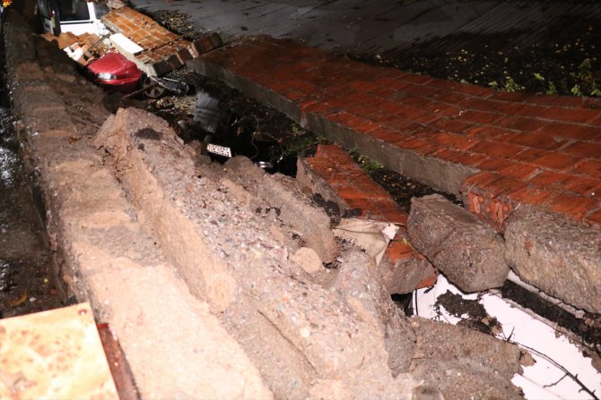 Kastamonu'da istinat duvarının yıkılması sonucu 6 araç hasar gördü
