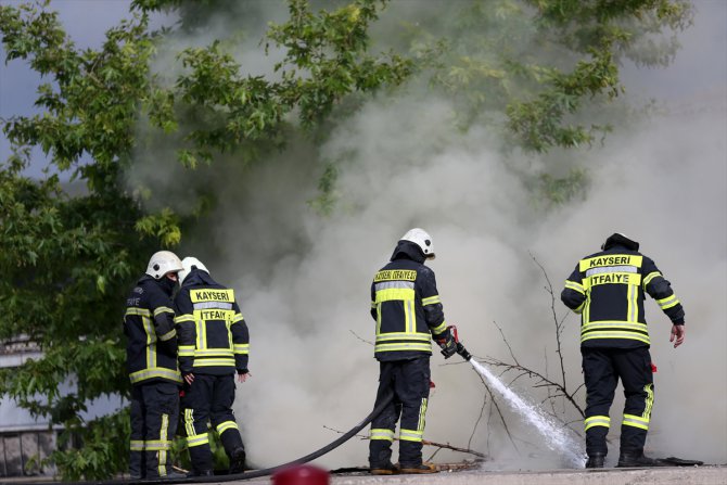 Kayseri'de sünger üretilen fabrikada çıkan yangın söndürüldü