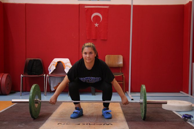 Kilisli depremzede halterci, Türkiye şampiyonluğu hedefiyle çalışıyor
