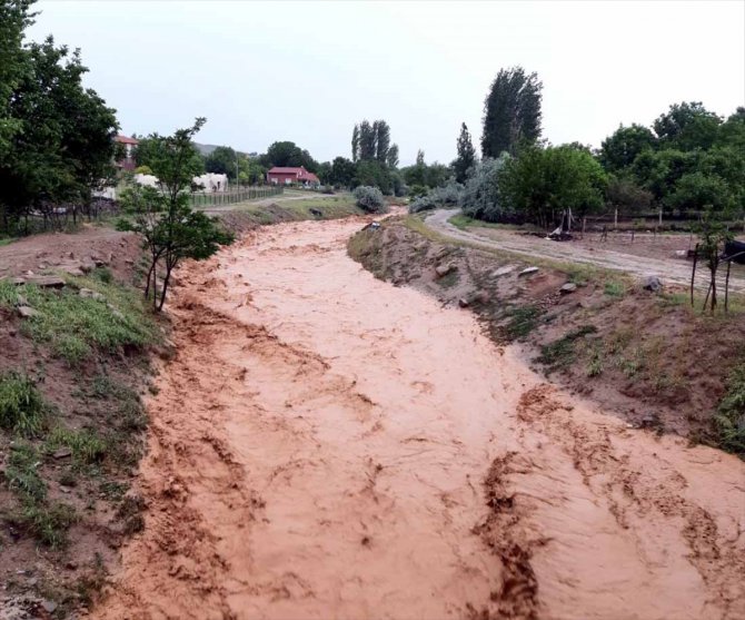 Kırıkkale'de sağanak nedeniyle dereler taştı, arazileri su bastı