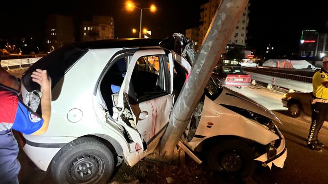 Osmaniye'de elektrik direğine çarpan otomobilin sürücüsü ağır yaralandı