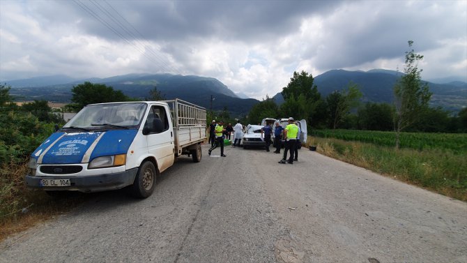 Osmaniye'de kamyonete çarpan otomobildeki çocuk öldü, 3 kişi yaralandı