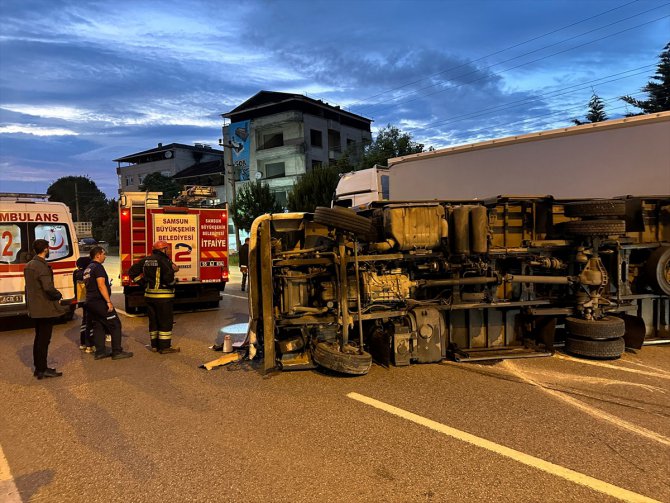 Samsun'da refüje çarparak yan yatan kamyonetin sürücüsü hayatını kaybetti