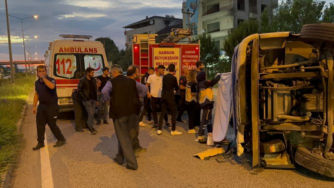 Samsun'da refüje çarparak yan yatan kamyonetin sürücüsü hayatını kaybetti