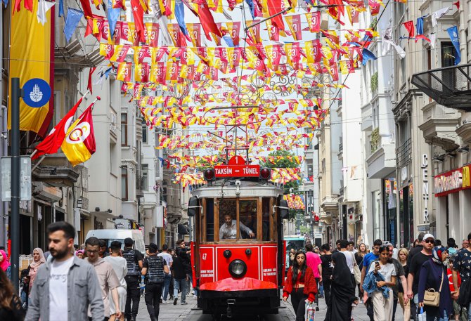 Şampiyon Galatasaray'ın bayrakları İstiklal Caddesi'ne asıldı