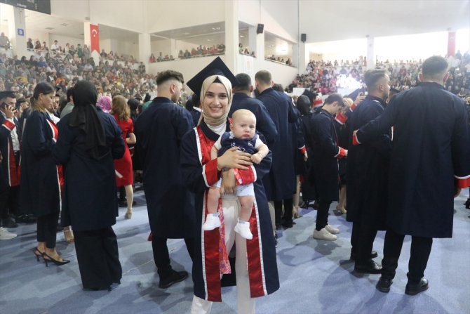 Afla geri döndüğü üniversiteden mezun olmanın sevincini 4 aylık oğluyla yaşadı
