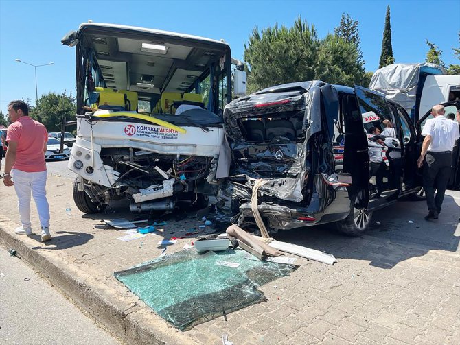 Alanya'da midibüs ile minibüsün çarpıştığı kazada 13 kişi yaralandı