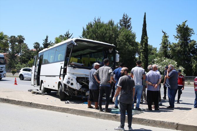 Alanya'da midibüs ile minibüsün çarpıştığı kazada 13 kişi yaralandı