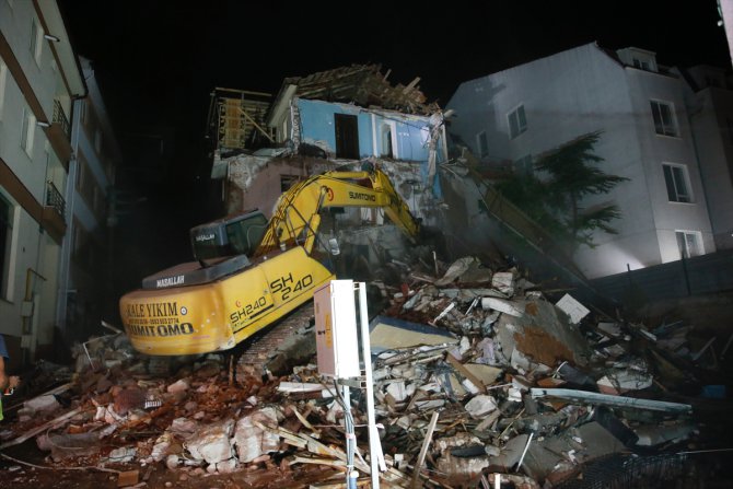 GÜNCELLEME - Eskişehir'de 3 katlı apartmanın büyük kısmı çöktü