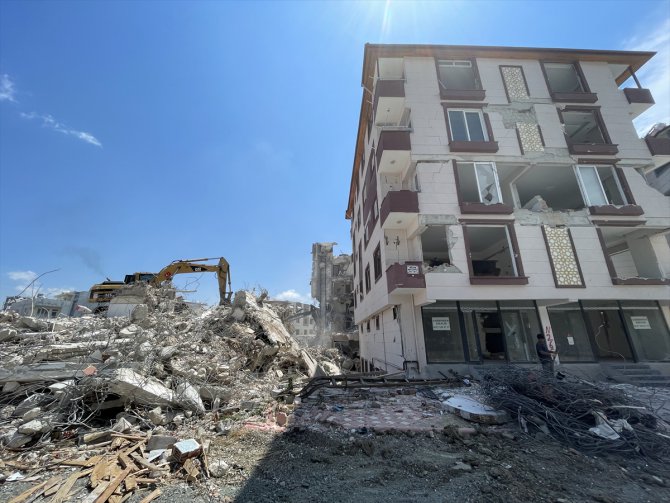 Hatay'da ağır hasarlı binaların yıkımına devam ediliyor