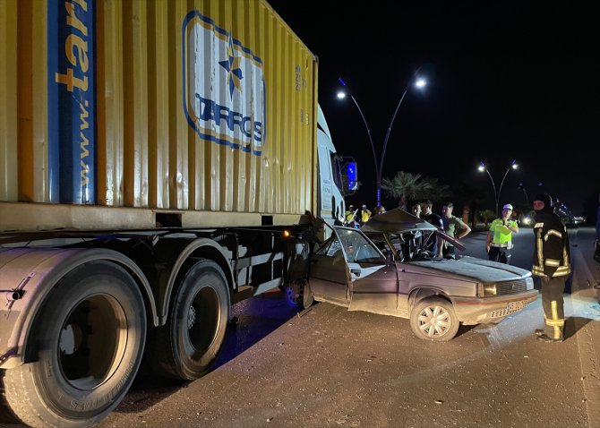 Manisa'da kamyonla çarpışan otomobilin sürücüsü ağır yaralandı