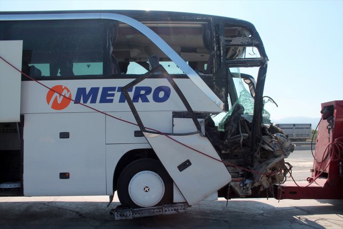 Manisa'da kamyon ile çarpışan yolcu otobüsündeki 21 kişi yaralandı
