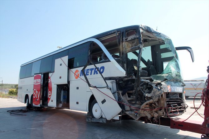 Manisa'da kamyon ile çarpışan yolcu otobüsündeki 21 kişi yaralandı