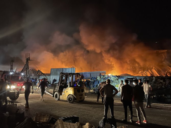 GÜNCELLEME - Mersin'de plastik kasa fabrikasında çıkan yangın kontrol altına alındı