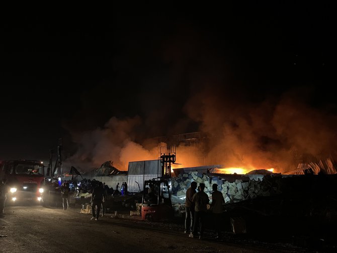 GÜNCELLEME - Mersin'de plastik kasa fabrikasında çıkan yangın kontrol altına alındı