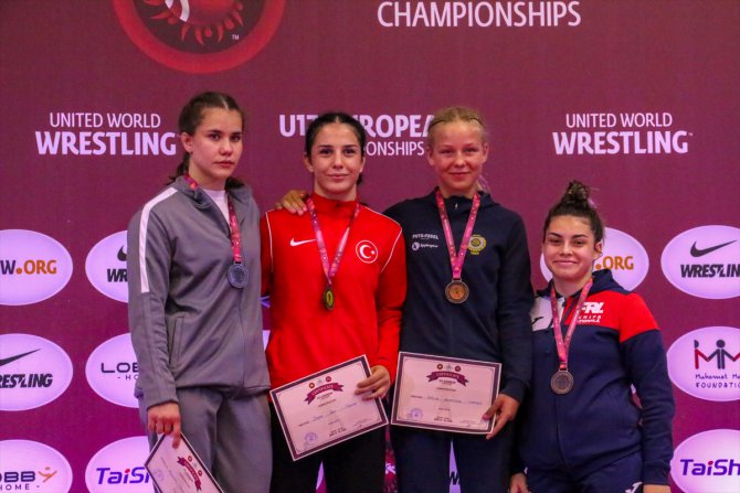 Milli kadın güreşçiler, 17 Yaş Altı Avrupa Şampiyonası'nda 3 madalya kazandı
